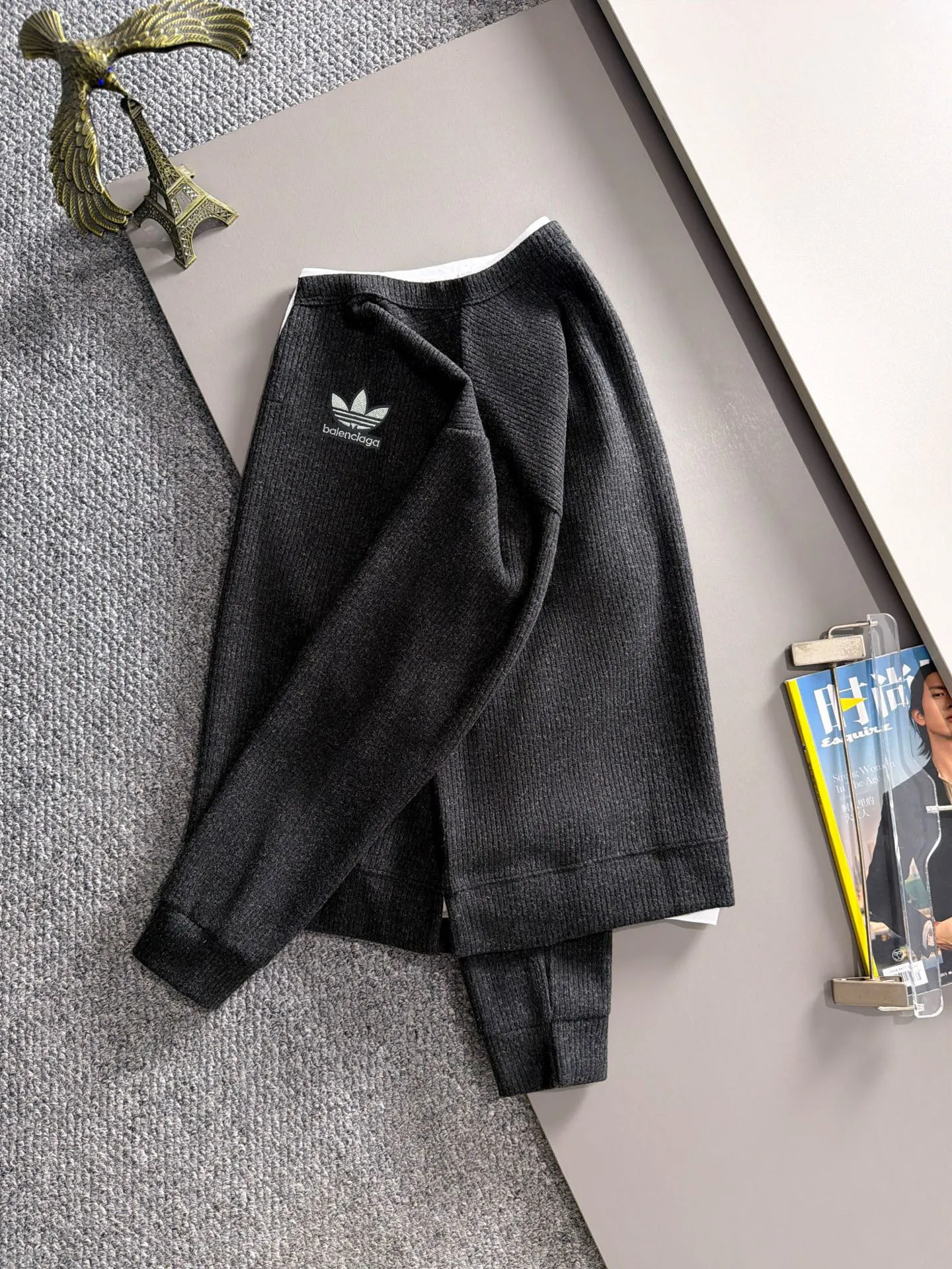 Paris Clover exclusively launches the 2026 autumn and winter New Arrival long-sleeved sweatshirts for men and women. Same Style. Many stars have the same style. Craftsmanship that ordinary small workshops cannot copy. No matter in terms of materials, detail restoration and craftsmanship, we are not afraid of any challenges, just to provide you with wonderful products. Compare the top Original versions at will. No expense is spared just to make it better. Unique imported fabric feel. Purely imported German machine production. Precision operation. Thousands of needles density. A complete set of New Arrival accessories with three standards can be customized simultaneously. Versatile upper body is fashionable, a perfect choice for autumn and winter, and a must-have item. Sizes table: M-3XL (please state your height and weight when placing an order)